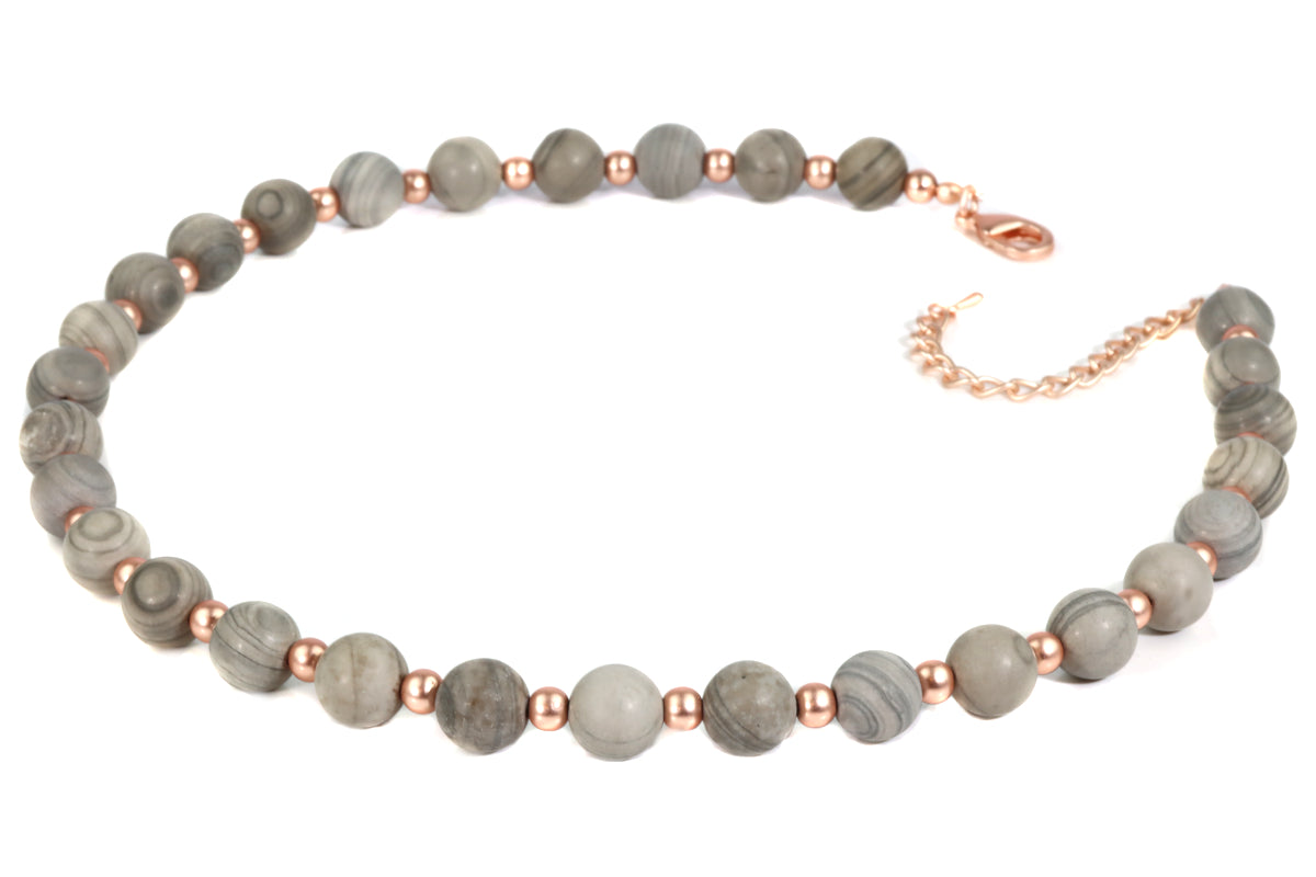 Collier aus Perlen in Granit